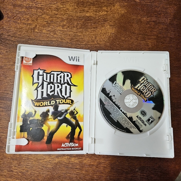 Guitar Hero World Tour for Wii - Red Cover - Picture 3 of 4